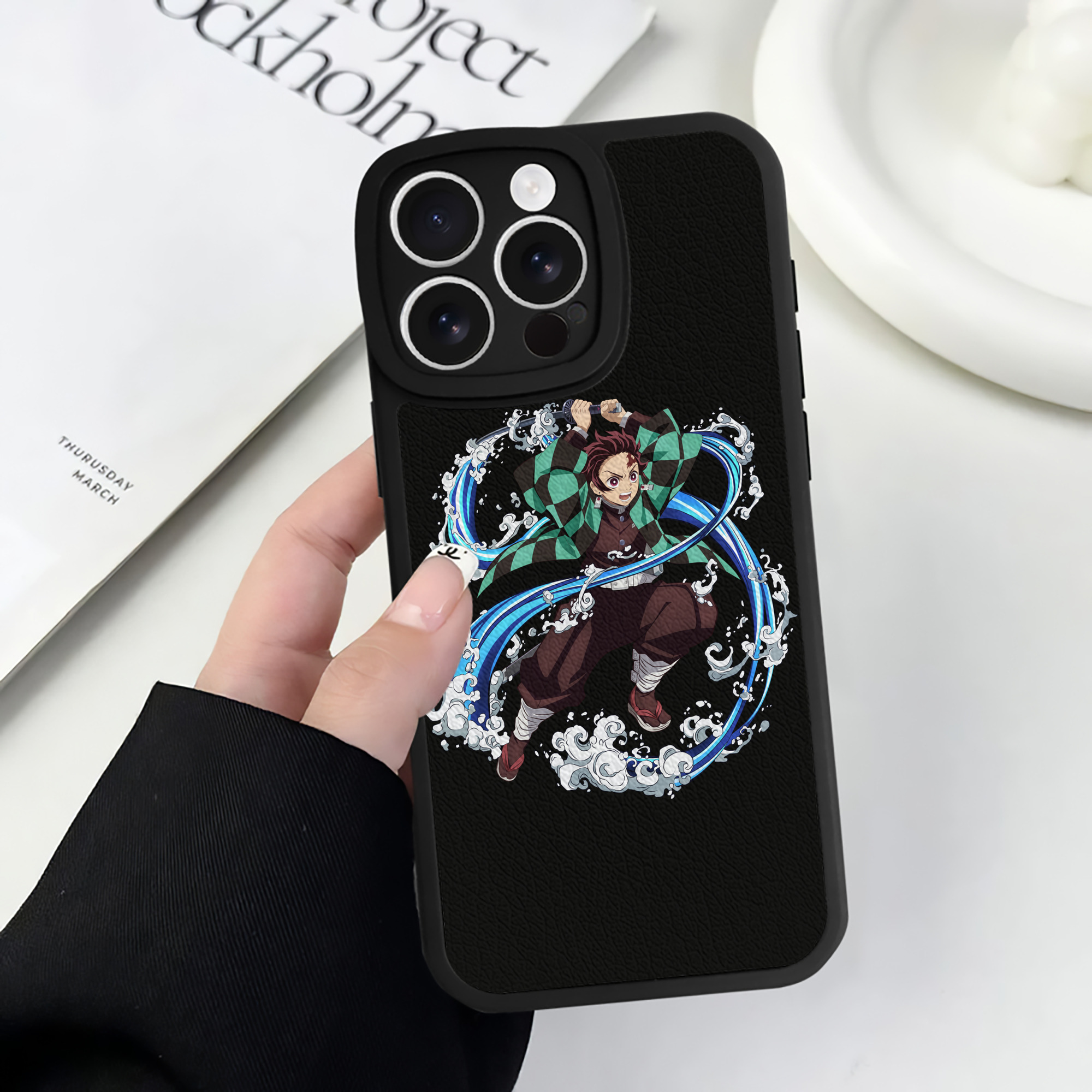 （画像用） 鬼滅の刃 竈門 炭治郎／かまど たんじろう Kamado Tanjirou 【iPhone 16シリーズ対応】シリコンスマホケース（レザー調） 材質：シリコン